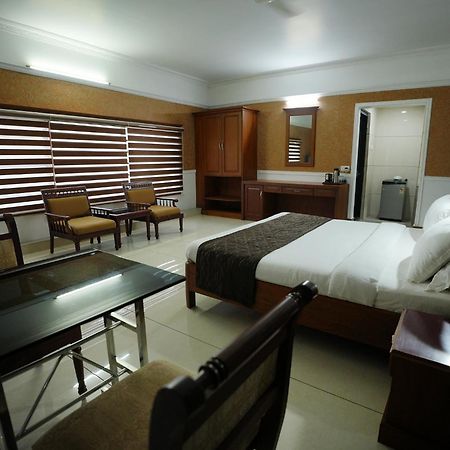 Hotel Maharani Pala エクステリア 写真
