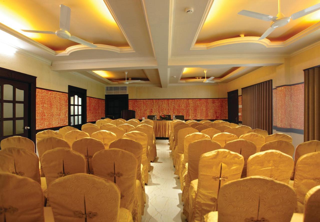 Hotel Maharani Pala エクステリア 写真